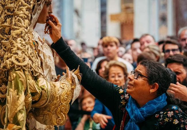 Emoción ante la Virgen de la Esperanza.