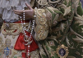 El rosario de la madre de Flores Trujillo Aurioles, en la mano de la Esperanza.