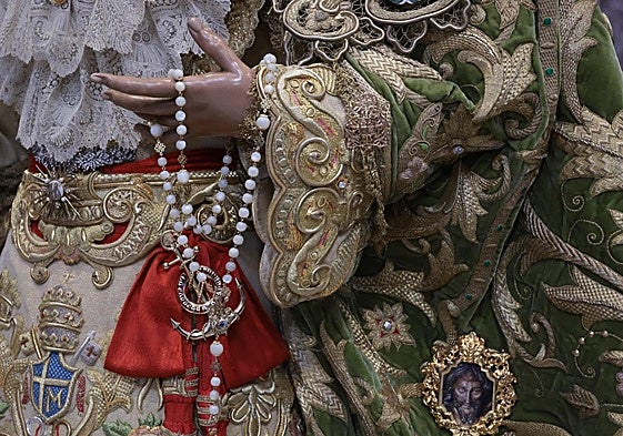 El rosario de la madre de Flores Trujillo Aurioles, en la mano de la Esperanza.
