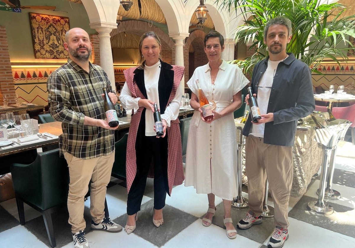 Responsables de la bodega, del hotel y de Estudio Vinario, en Balausta.