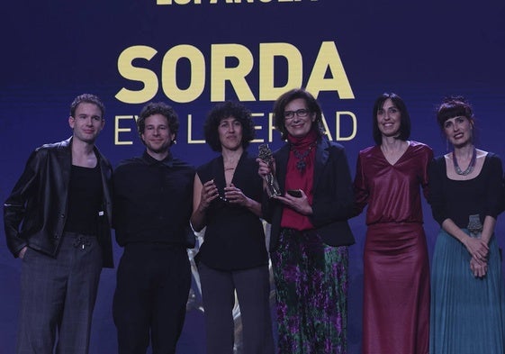 El equipo de 'Sorda', con la Biznaga de Oro a la mejor película española del Festival de Málaga.