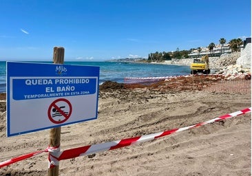 Cartel instalado en la playa de El Charcón.