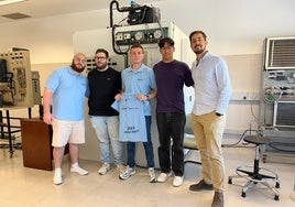 Parte del grupo de AHSRAE UMA posa en el laboratorio.