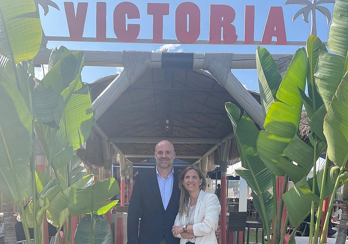 Andrés y María Herrero, en la entrada del chiringuito.