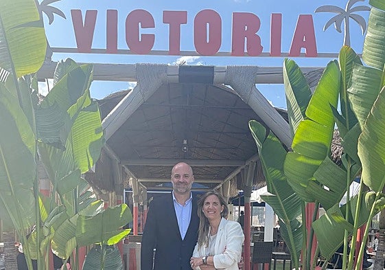 Andrés y María Herrero, en la entrada del chiringuito.