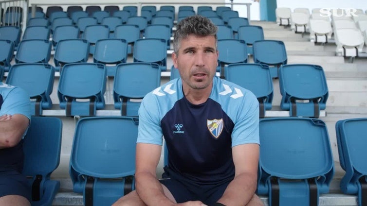 El entrenador del Atlético Malagueño, Funes, y su ayudante, Bravo, analizan el reciente ascenso del filial