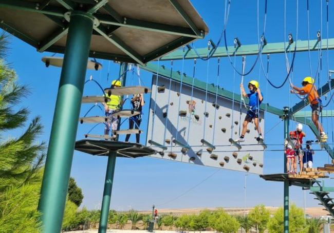En el propio casco urbano se puede ir durante los fines de semana al parque multiaventuras