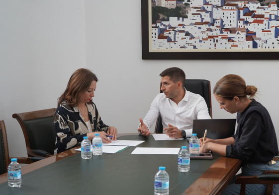 Imagen de la reunión mantenida entre el alcalde de Casares y la delegada de la Junta, Patricia Navarro.
