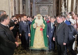 La Virgen de la Esperanza, ayer durante su traslado para la salida procesional de hoy.de hoy. salvador salas
