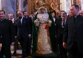 La Esperanza recorre las naves de San Pedro en su despedida del Vaticano