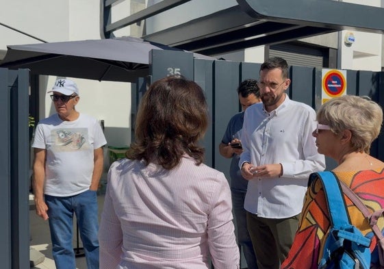 El portavoz socialista veleño, reunido con vecinos de la urbanización Baviera Golf.