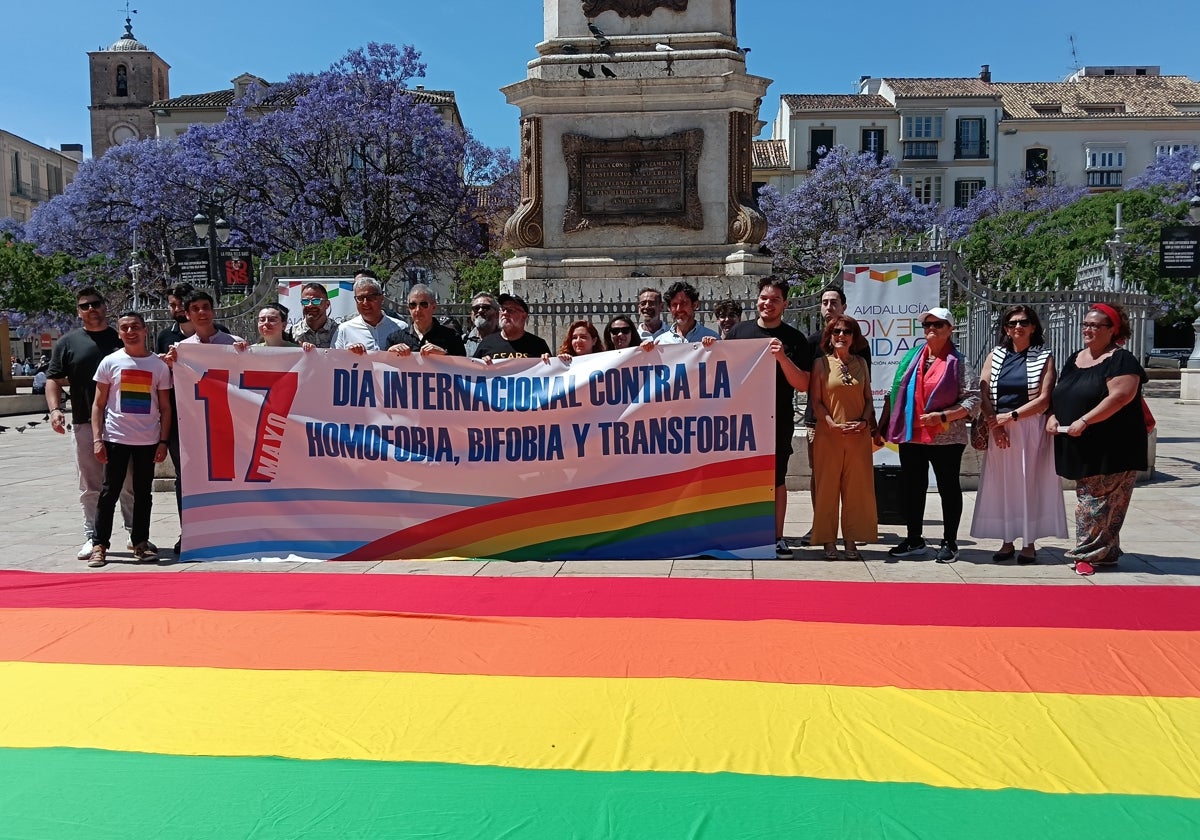 Las asociaciones LGTBI de Málaga se unen en la Plaza de la Merced para alzar la voz en el Día Internacional contra la LGTBIfobia.