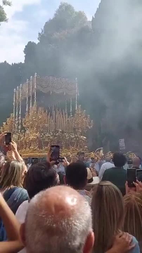 Desbordante paso de la Esperanza por la vía Claudia de Roma entre vivas y aplausos