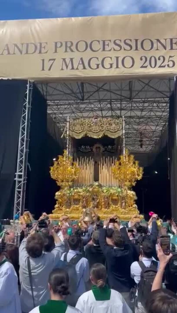 Salida del trono de la Esperanza del 'tinglao' de Roma