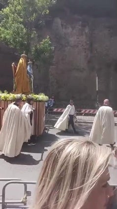 Video: La imagen de Santa Ana con la Virgen Niña procesiona sobre un trono a ruedas