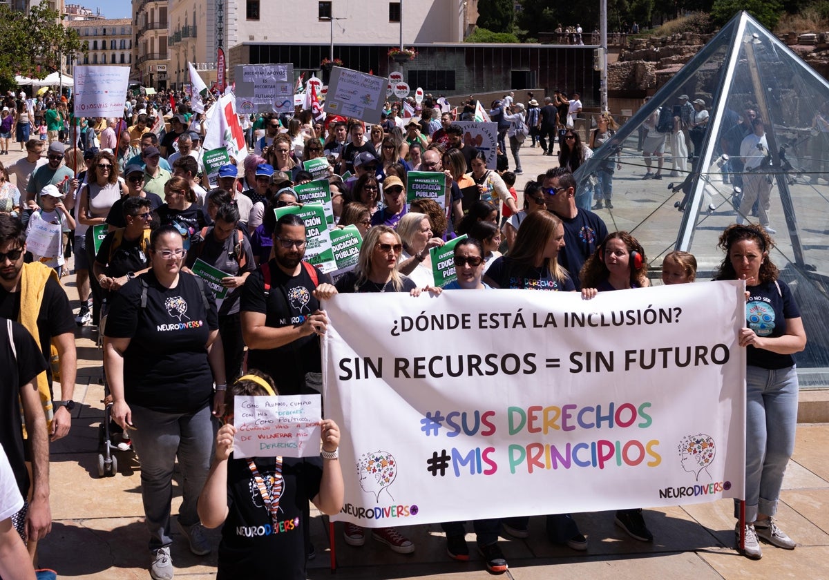 Cientos de personas claman por una educación pública de calidad e inclusiva: «Nuestros hijos tienen derechos»