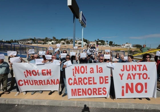 Protesta de los vecinos de Churriana que rechazan la que consideran una cárcel de menores.