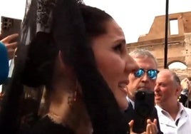 La saeta de Diana Navarro a la Esperanza junto al Coliseo