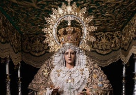 La Virgen de la Esperanza Coronada, dispuesta en su trono, para su salida de este sábado por las calles de Roma.