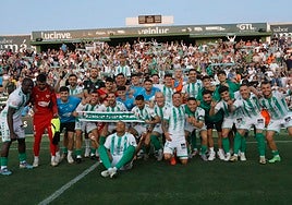 Los jugadores del Antequera celebran la clasificación.