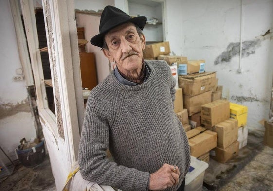 Fallece a los 74 años Paco Cumpián, poeta, rapsoda y último impresor de Málaga