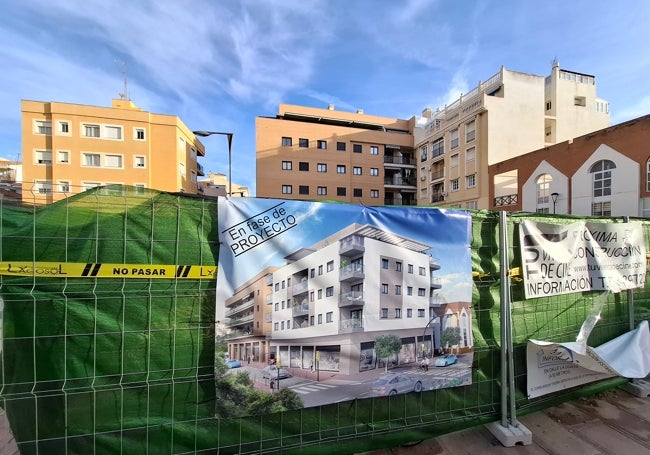 Cartel anunciador de la promoción de viviendas.