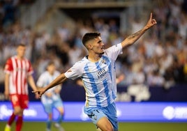 Chupete celebra uno de sus dos goles anoche.