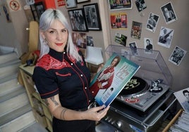 Ángela Hoodoo, en Sleazy Records, el sello que edita 'Outlaw girls'.