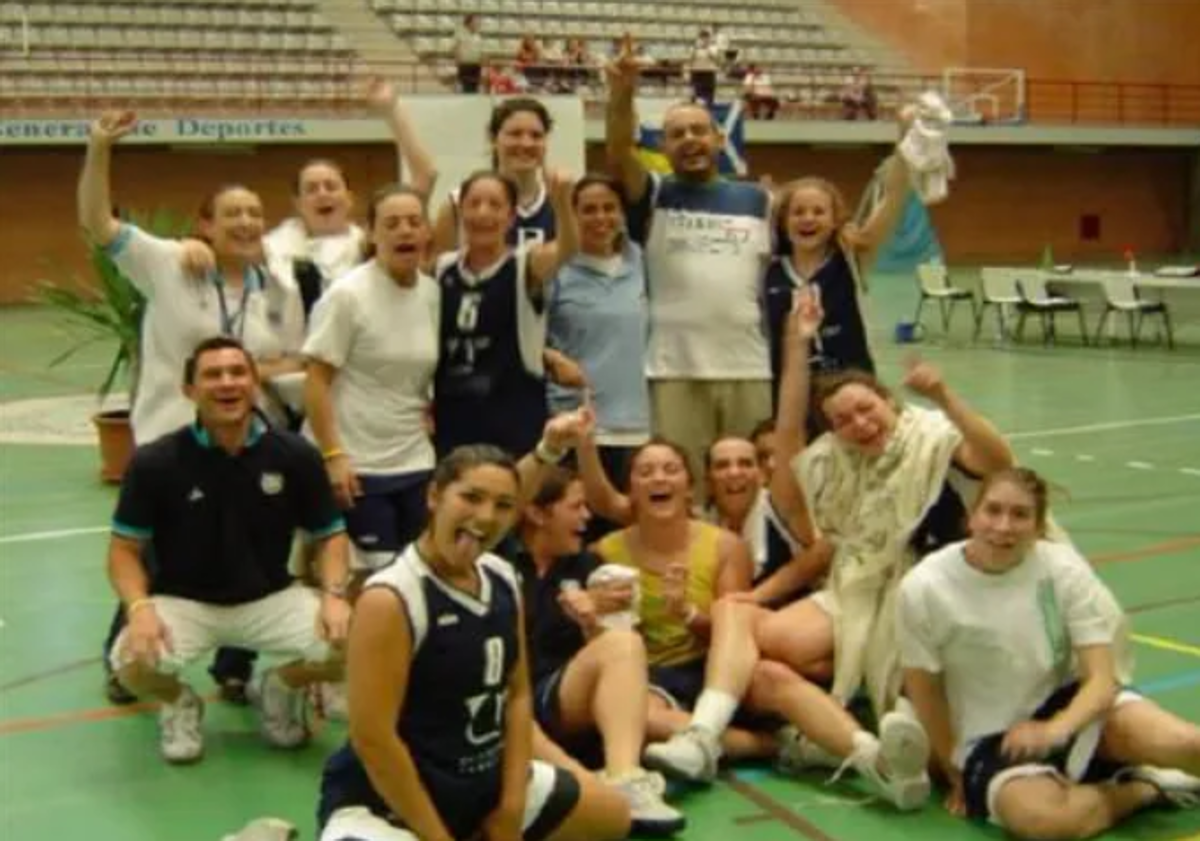 Imagen principal - El Universidad de Málaga, el Asisa Alhaurín de la Torre que consiguió el ascenso, y el Unicaja, en su último ascenso a la Liga Challenge.