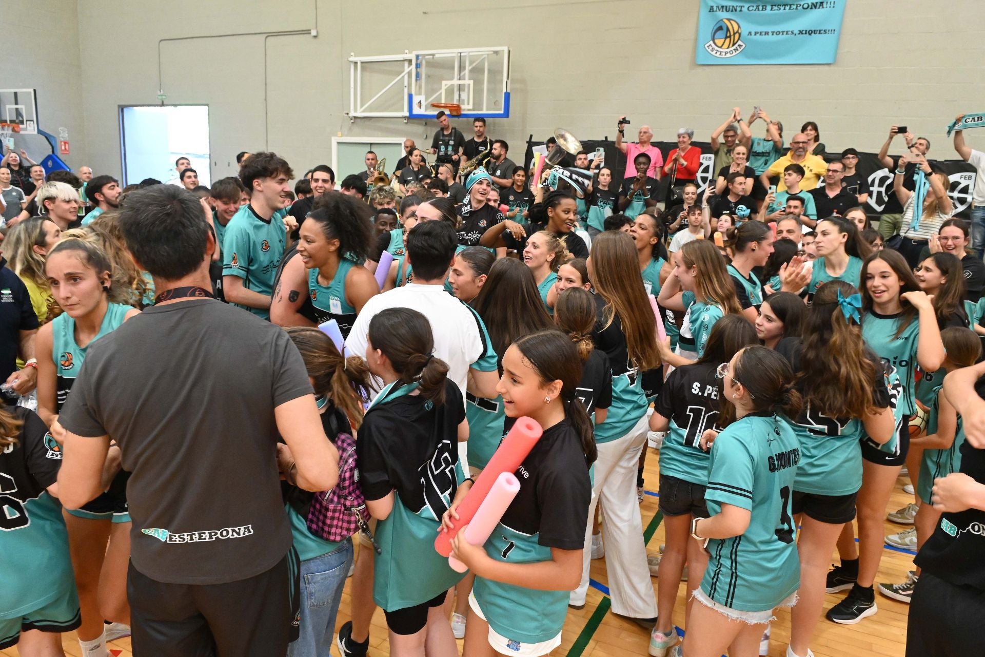 Las mejores imágenes de la victoria del CAB Estepona y su ascenso a la élite del baloncesto femenino español