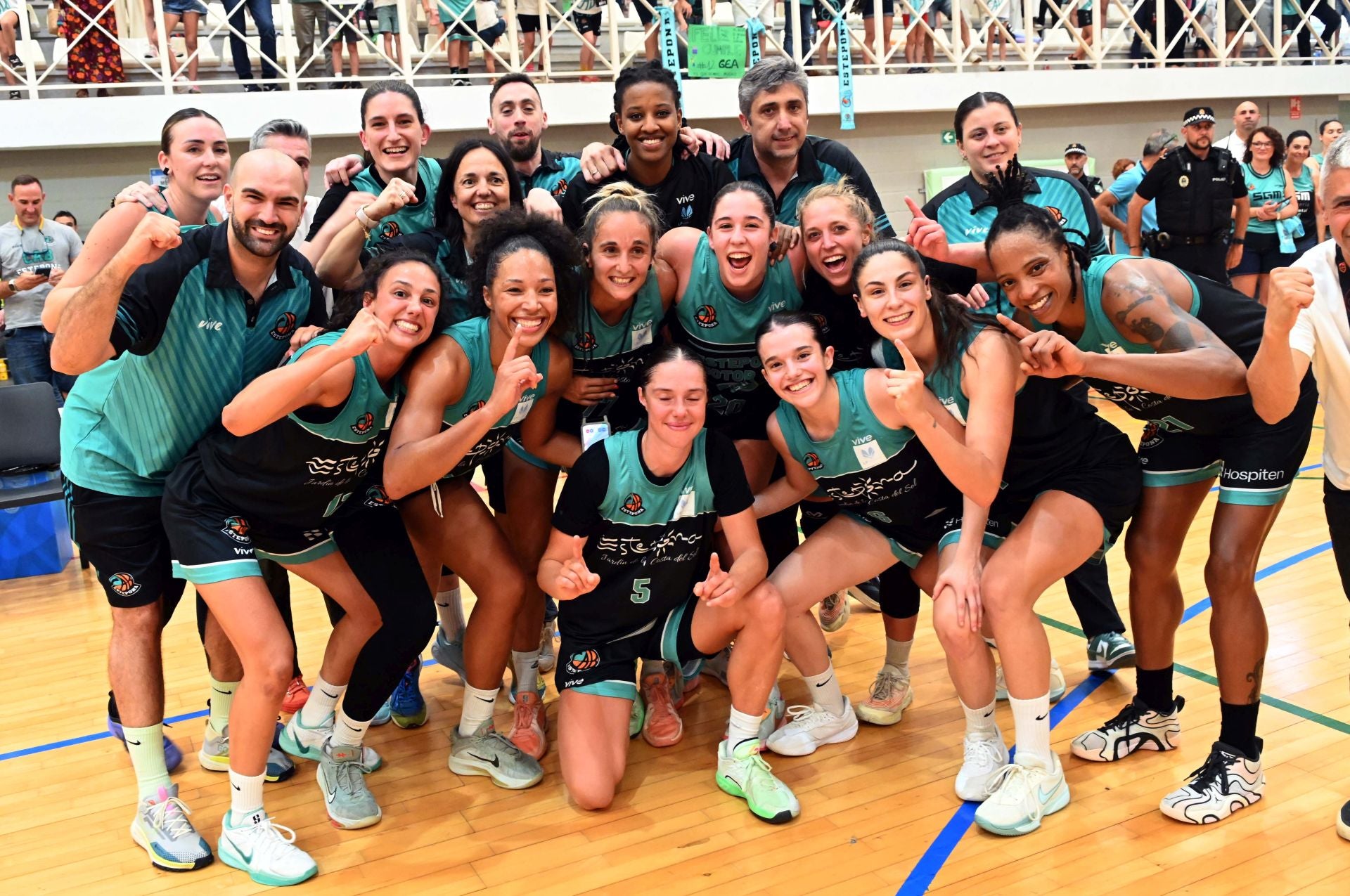 Las mejores imágenes de la victoria del CAB Estepona y su ascenso a la élite del baloncesto femenino español