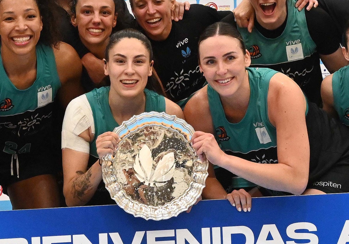 Noe Masiá (izquierda) y Patri Soler (derecha), con el título de campeonas de la Final Four.