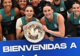 Noe Masiá (izquierda) y Patri Soler (derecha), con el título de campeonas de la Final Four.