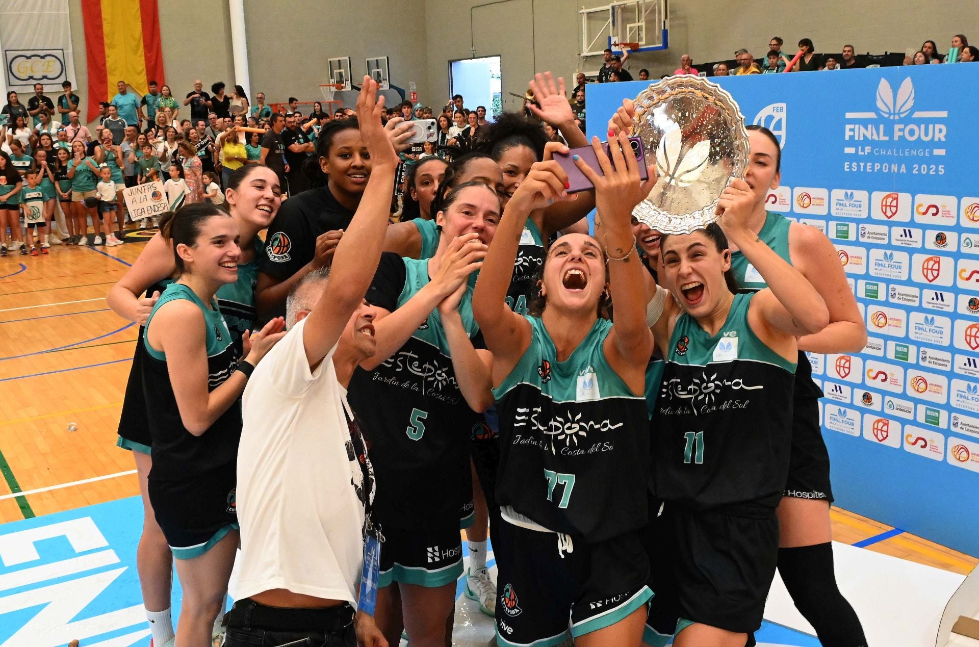 Las mejores imágenes de la victoria del CAB Estepona y su ascenso a la élite del baloncesto femenino español