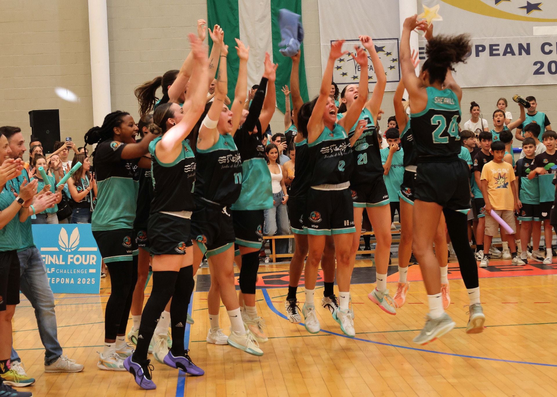 Las mejores imágenes de la victoria del CAB Estepona y su ascenso a la élite del baloncesto femenino español