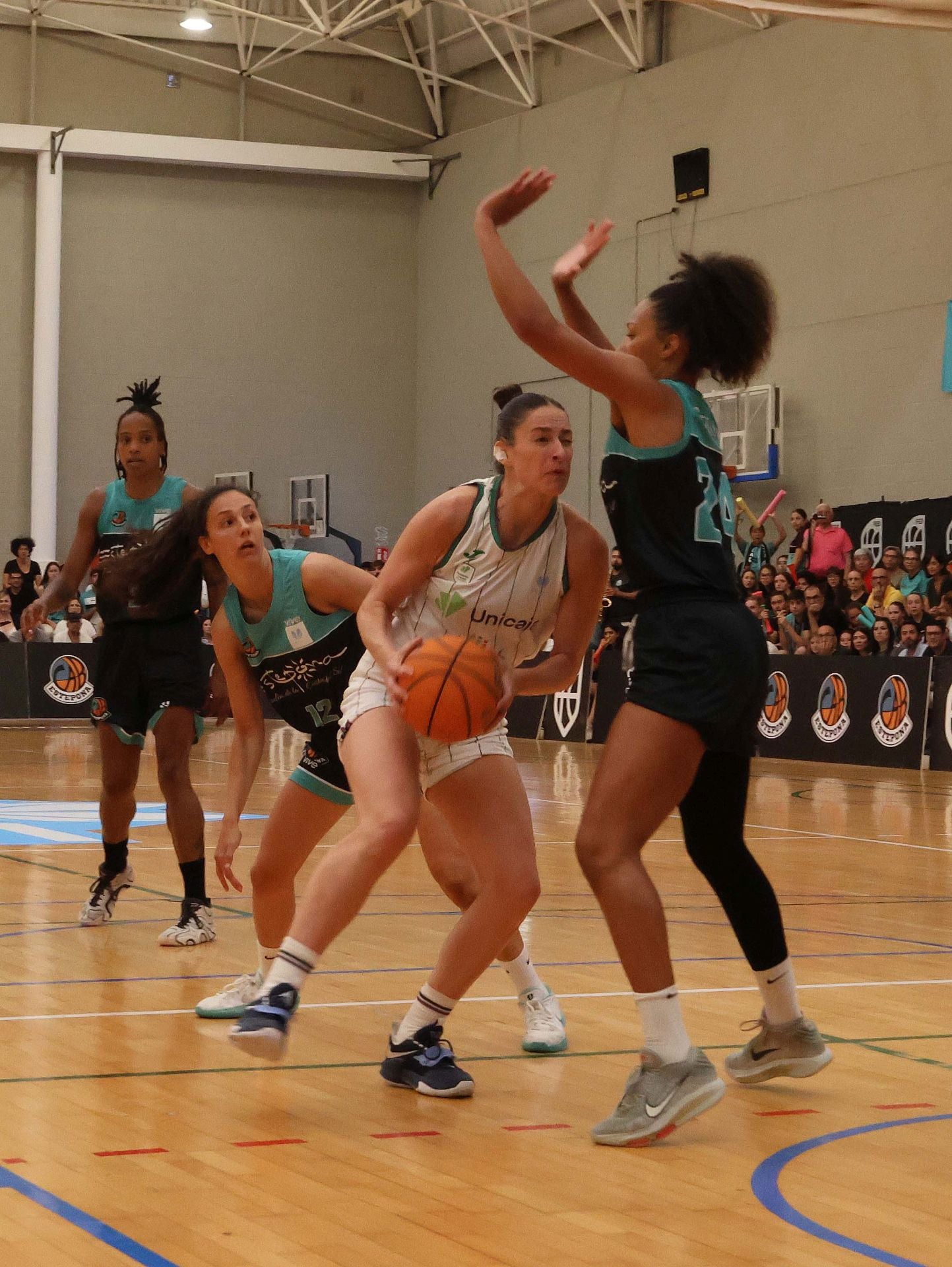 Las mejores imágenes de la victoria del CAB Estepona y su ascenso a la élite del baloncesto femenino español