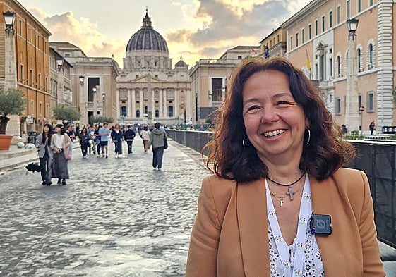 Paloma Saborido, con la basílica de San Pedro del Vaticano, al fondo.