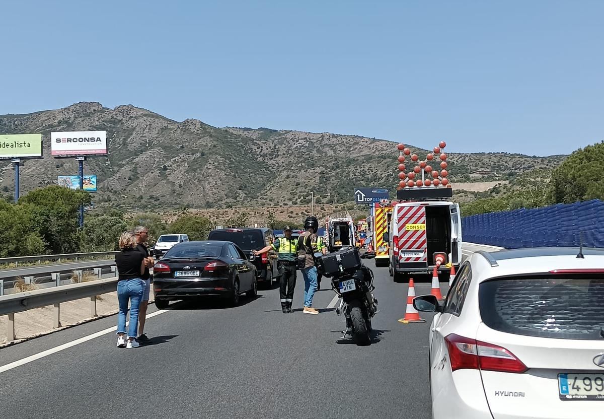 Imagen principal - Al menos doce heridos al colisionar un autobús y un camión en la AP-7 en Torremolinos
