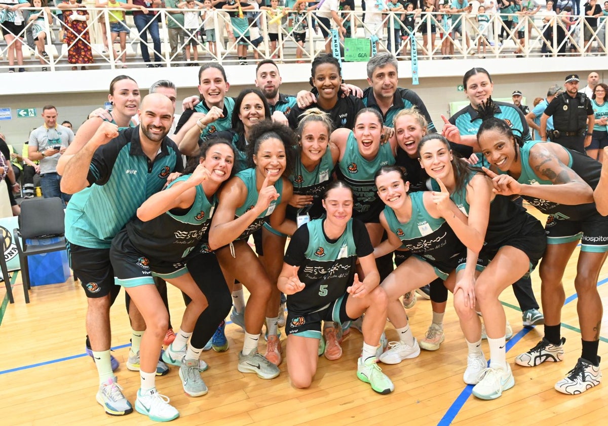 Imagen principal - El CAB Estepona hace historia como el primer equipo malagueño en la élite del baloncesto femenino español