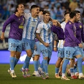 Los jugadores del Málaga celebran el triunfo ante el Sporting en La Rosaleda.