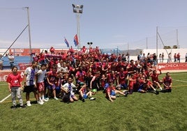 Los jugadores del Torre del Mar celebran la victoria en el Juan Azuaga frente al Motril.