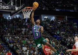 Melvin Ejim trata de anotar ante el Murcia.