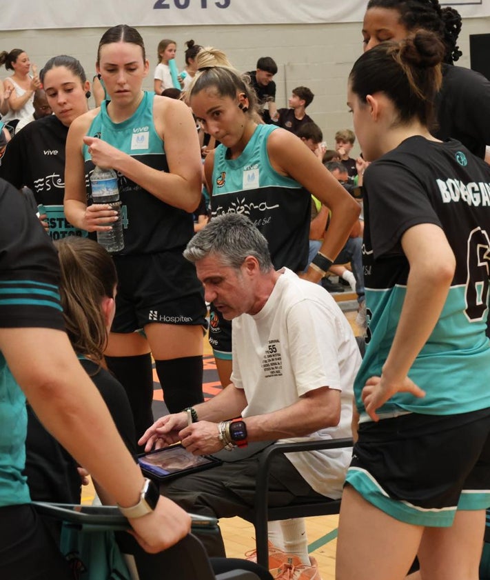 Imagen secundaria 2 - Francis Tomé formó parte de las selección júnior que ganó el oro mundial en Lisboa. En la segunda image, durante su etapa en el Asisa Alhurín de la Torre y, abajo, ahora con el Estepona.
