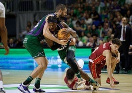 Perry supera a dos contrarios y es sujetado por Kravish.