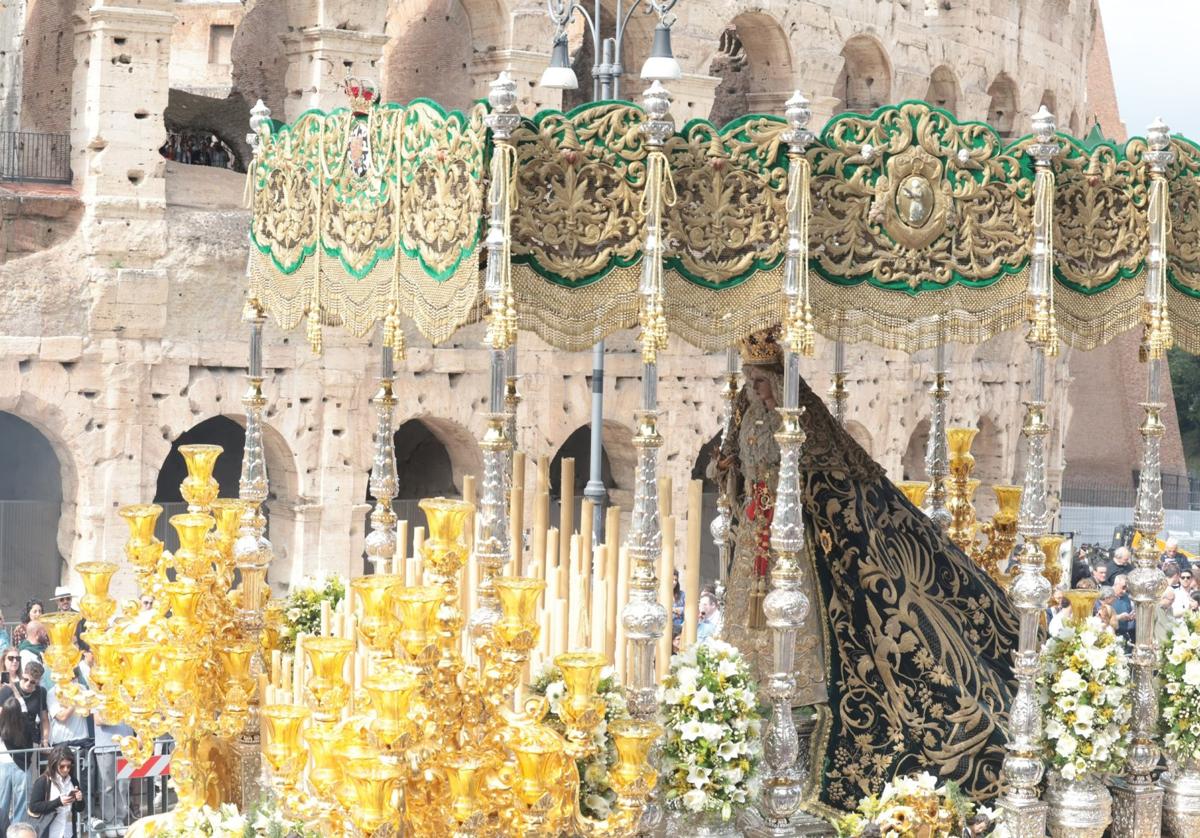 La Esperanza junto al Coliseo en la procesión del sábado.