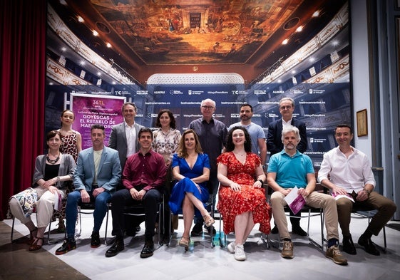 Equipo artístico de 'La Edad de Plata', con representantes del teatro y Fundación Unicaja.