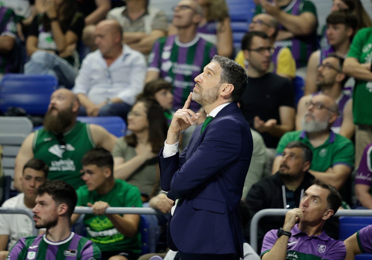 Ibon Navarro mira al videomarcador en el Unicaja-UCAM Murcia del domingo.
