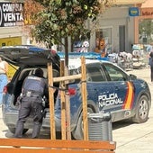 Dos patrullas de la Policía Nacional, este lunes en la zona donde ha ocurrido el atraco al supermercado Covirán.