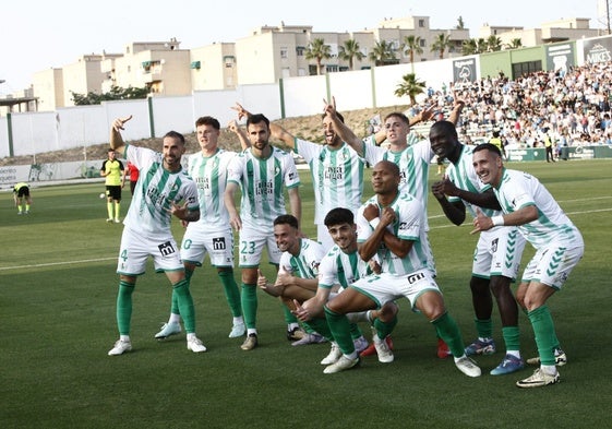 Los jugadores del Antequera celebran el pase a los 'play-off' el sábado tras golear al Betis B.