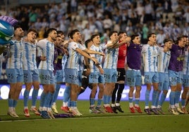Los jugadores del Málaga, en uno de los momentos de la celebración del triunfo ante el Sporting.